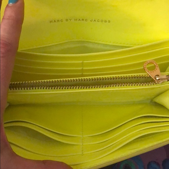 AUTHENTIC MARC JACOBS WALLET 😊🌻 - Picture 3 of 3